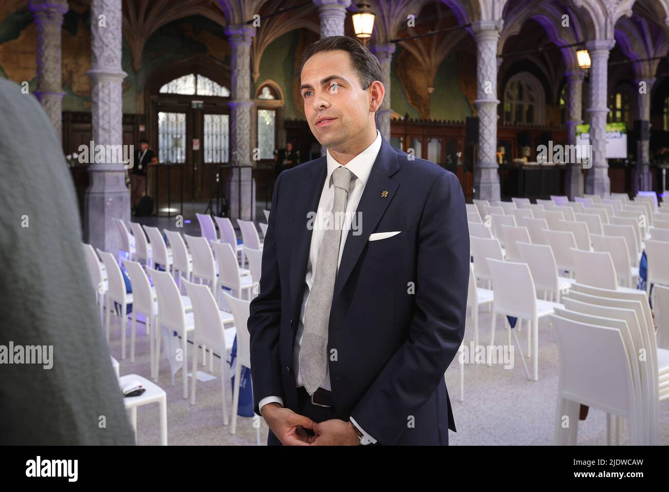 Il presidente di Vlaams Belang Tom Van Grieken ha illustrato nel corso di un incontro chiamato Ons Europa organizzato da Identiteit en Democratie (ID), il partito europeo che comprende il belga Vlaams Belang, francese Rassemblement National..., ad Anversa, il giorno dell'inizio di un vertice europeo, giovedì 23 giugno 2022. BELGA FOTO JAMES ARTHUR GEKIERE Foto Stock