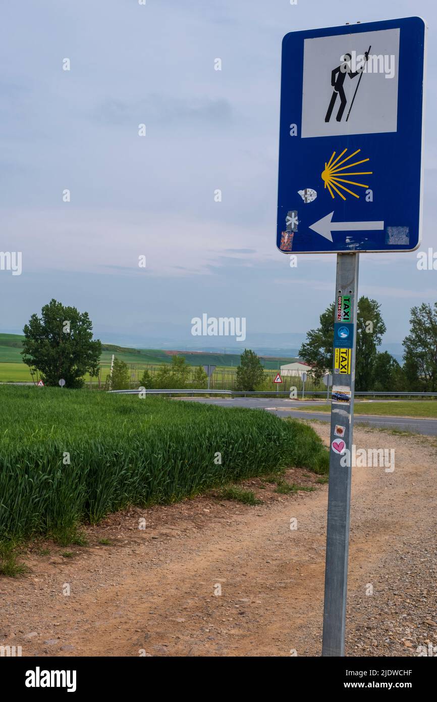 Spagna, Cirueña, distretto di la Rioja. Camino Trail Sign, più Taxi informazioni di contatto per coloro che sono stanchi. Foto Stock