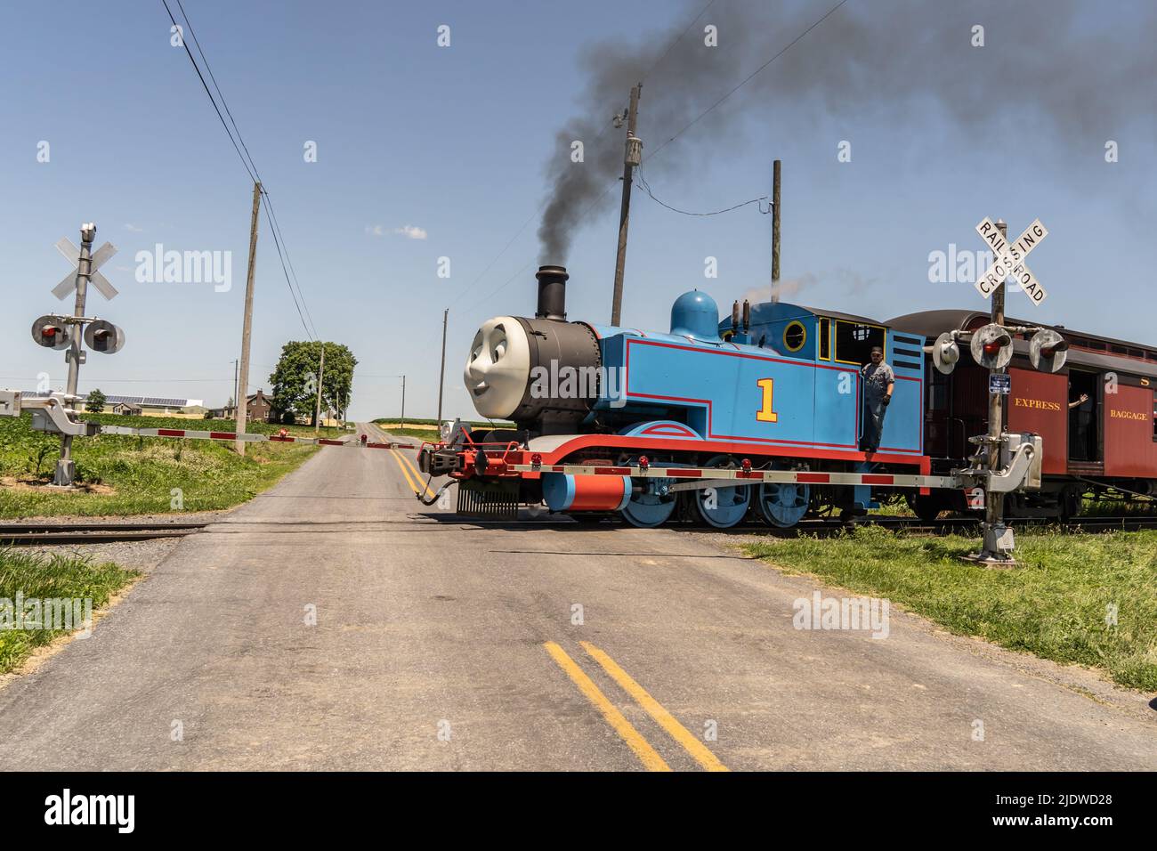 Ronks, Pennsylvania, 19 giugno 2022- Thomas il motore del carro armato si incatenò lungo la linea di rotta per la stazione ferroviaria di Strasburg Rail Way nella contea di Lancaster, Foto Stock