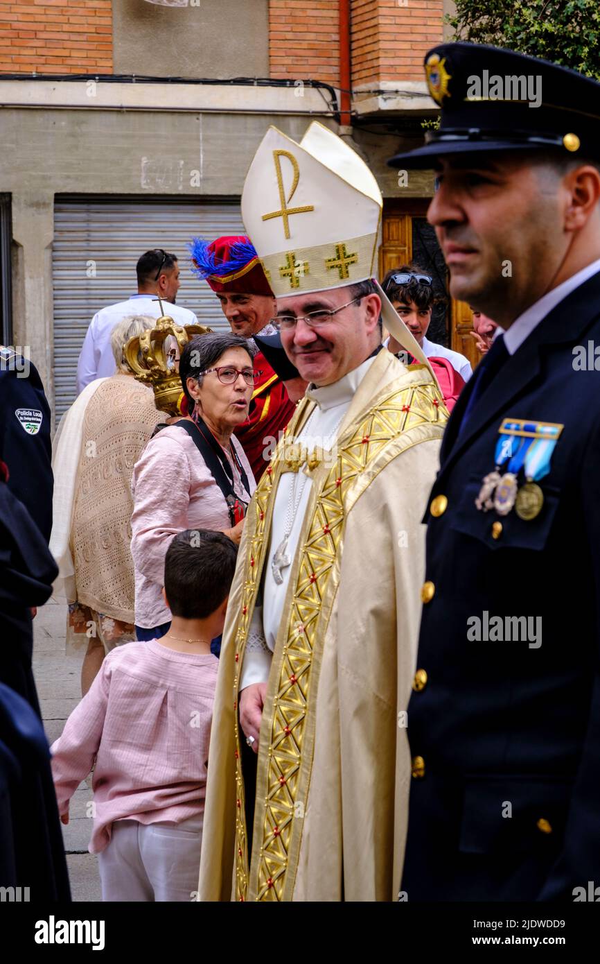Spagna, Santo Domingo de la Calzada. Vescovo della Chiesa e funzionari di polizia Processione di Capo in onore di San Domenico il 12 maggio anniversario della sua morte. Foto Stock