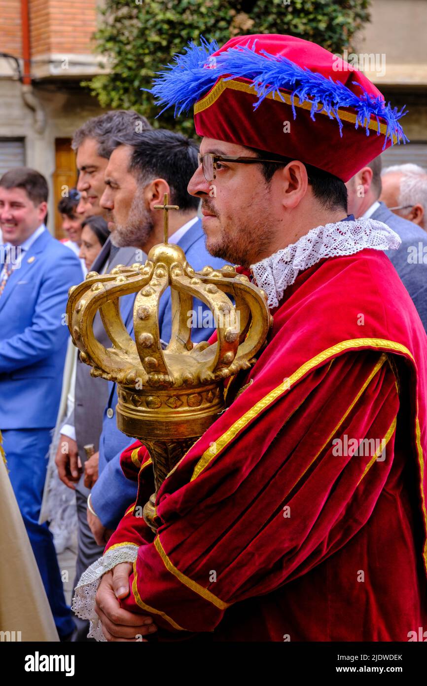 Spagna, Santo Domingo de la Calzada. Chiesa e Città Notables marciano in processione in onore di San Domenico il 12 maggio anniversario della sua morte nel 1109. Foto Stock