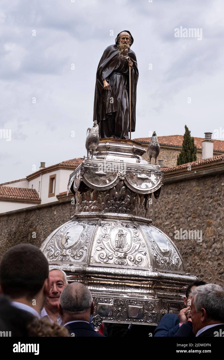 Spagna, Santo Domingo de la Calzada. I notabili della città portano la statua di San Domenico in processione in suo onore il 12 maggio, l'anniversario della sua morte in Foto Stock