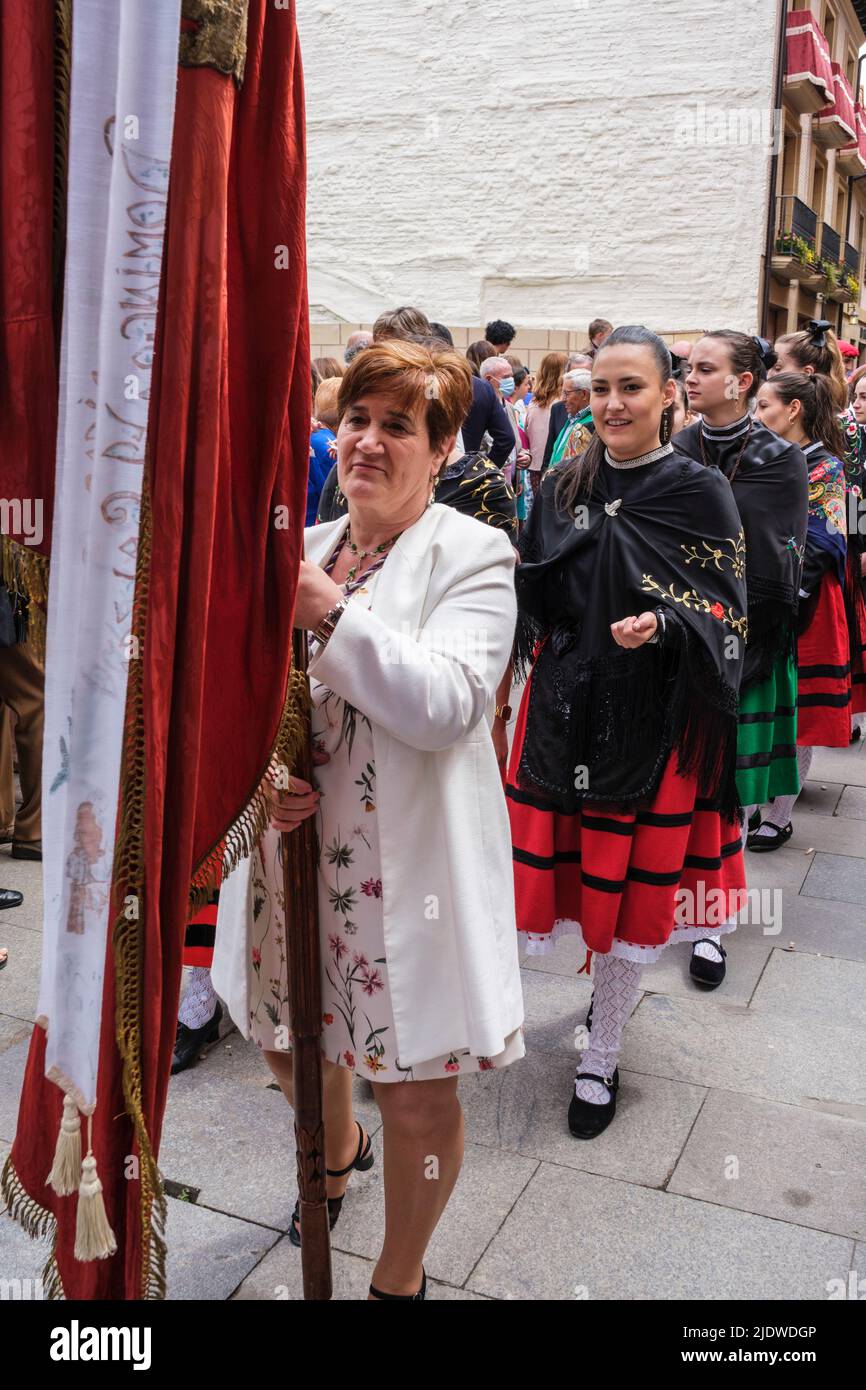 Spagna, Santo Domingo de la Calzada. Giovani Donne che marciarono in processione in onore di San Domenico il 12 maggio, anniversario della sua morte nel 1109. Foto Stock
