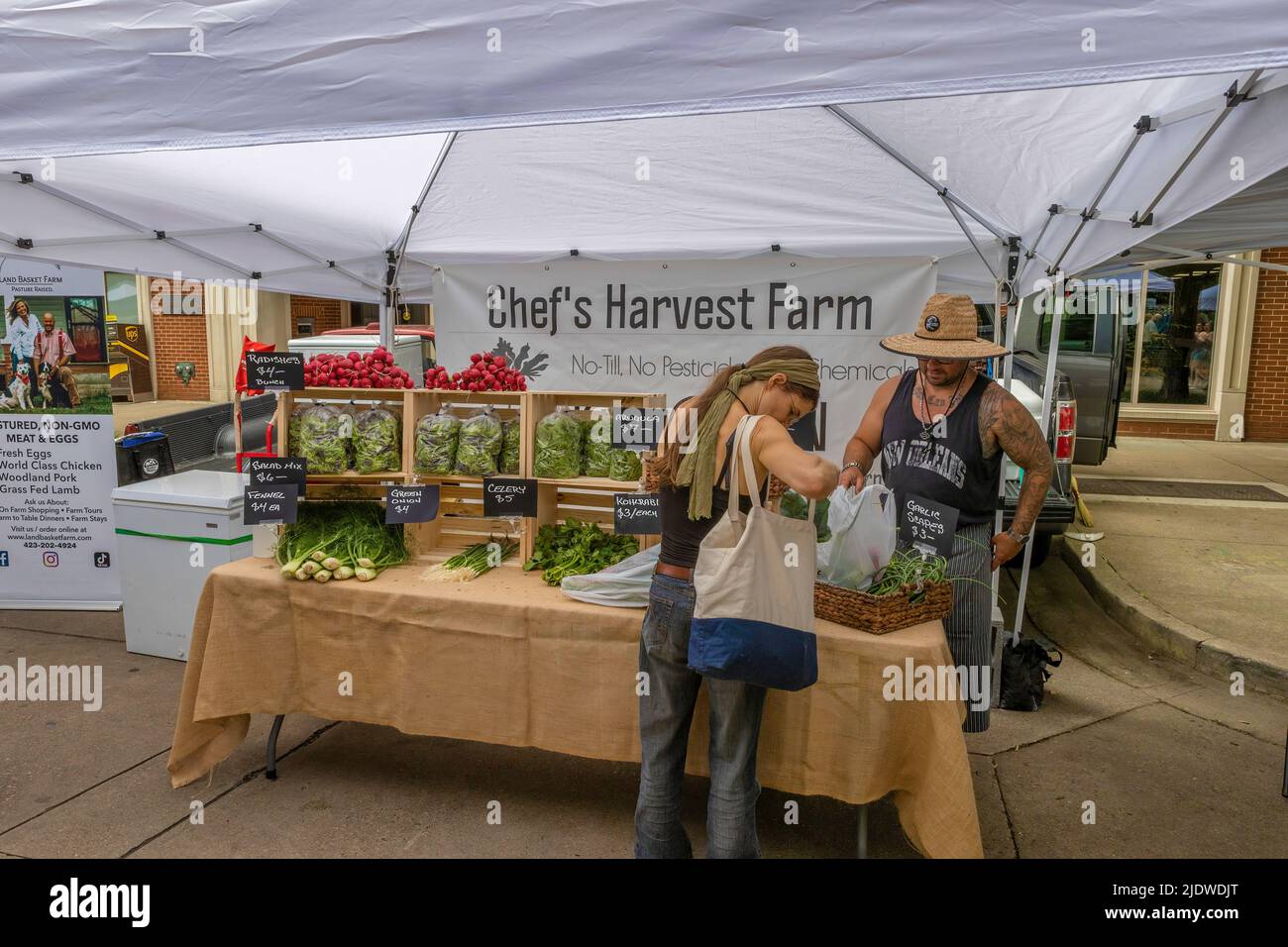 Knoxville, Tennessee, Stati Uniti d'America - 28 maggio 2022: Mercato agricolo nel centro della zona vicino Charles Krusch Park. Foto Stock