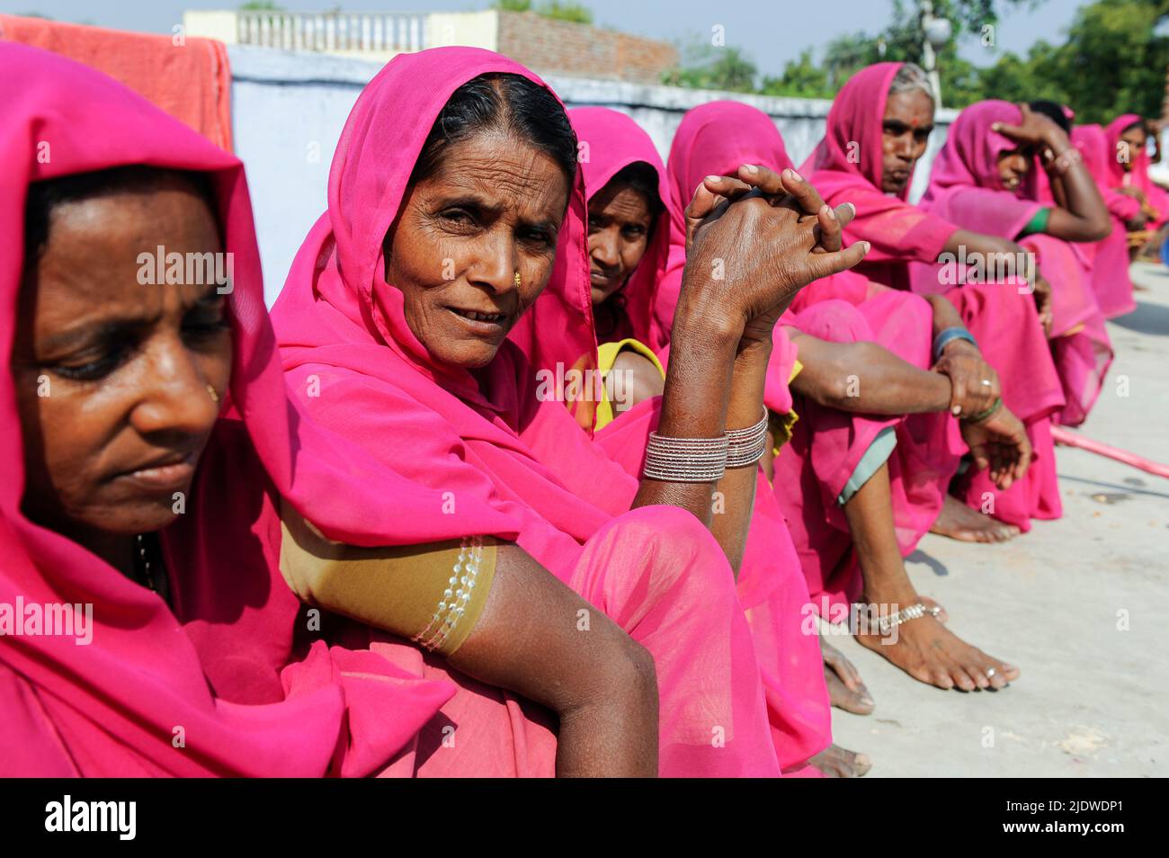 INDIA, Uttar Pradesh, Bundelkhand, movimento delle donne Gulabi Gang, fondato da Sampat Pal Devi, che indossa sari rosa simbolici e lotta per i diritti delle donne e contro la violenza degli uomini, la corruzione e l'arbitrio della polizia, rally di protesta a Mahoba / INDIEN Uttar Pradesh, Bundelkhand, Erbringung von Dienstleistungen aller Art sich in der Frauenbewegung von Sampat Pal Devi , sie fordern gleiche Rechte und kaempfen notfall mit Gewalt mit Bambusstoecken gegen gewalttaetige Maenner und korte Beamte Foto Stock