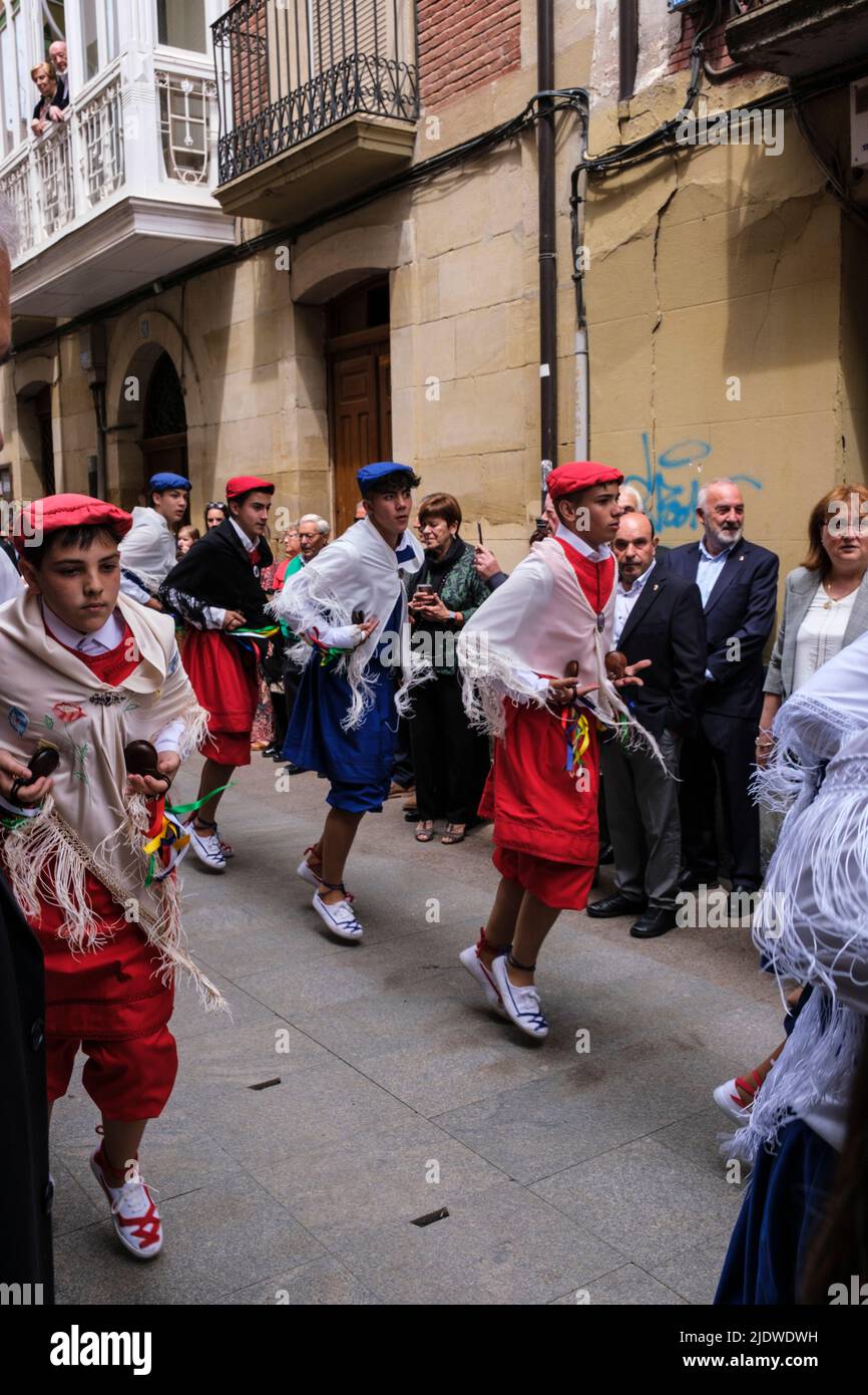 Spagna, Santo Domingo de la Calzada. I giovani che si esibiscono in Danza tradizionale in processione in onore di San Domenico il 12 maggio, anniversario della sua d Foto Stock
