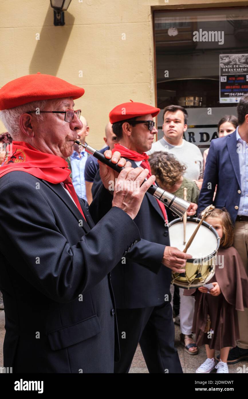 Spagna, Santo Domingo de la Calzada. I giocatori di flauto marciarono in processione in onore di San Domenico il 12 maggio, anniversario della sua morte nel 1109. Foto Stock