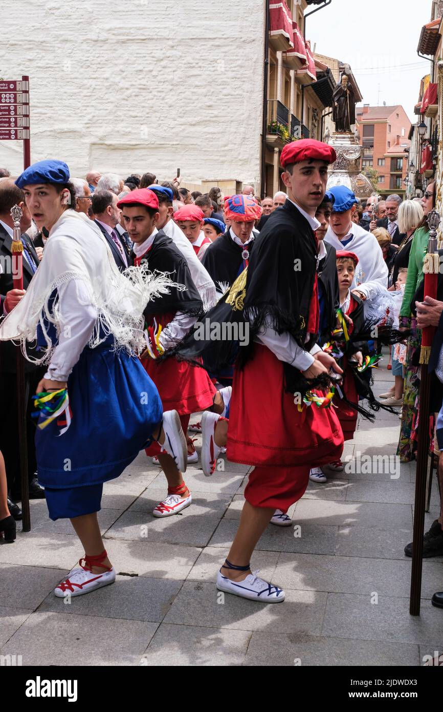 Spagna, Santo Domingo de la Calzada. Giovani uomini che ballano in costume tradizionale in processione in onore di San Domenico il 12 maggio, il suo anniversario Foto Stock