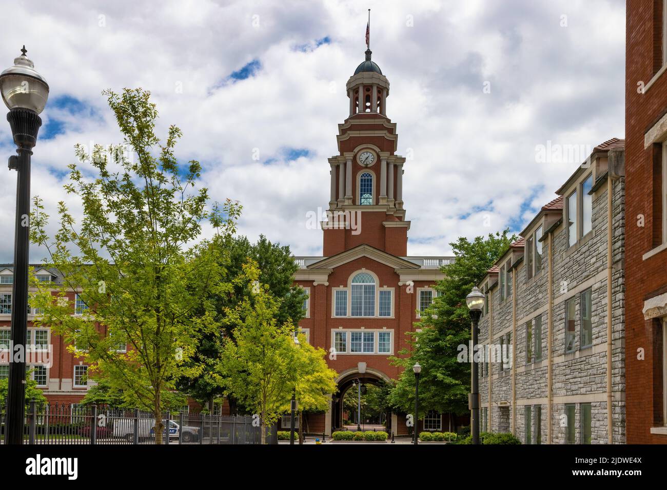 Knoxville, Tennessee, Stati Uniti d'America - 28 maggio 2022: Guardando giù per la strada al retro del tribunale federale Howard Baker centro di Knoxville Foto Stock