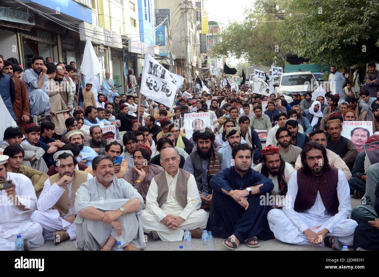 Peshawar, Afghanistan, 23 giugno 2022. Gli attivisti del movimento Pashtun Tahafuz (PTM) stanno organizzando una manifestazione di protesta contro l'attacco contro MNA Ali Wazir a Karachi, presso il club stampa di Quetta giovedì 23 giugno 2022. Foto Stock