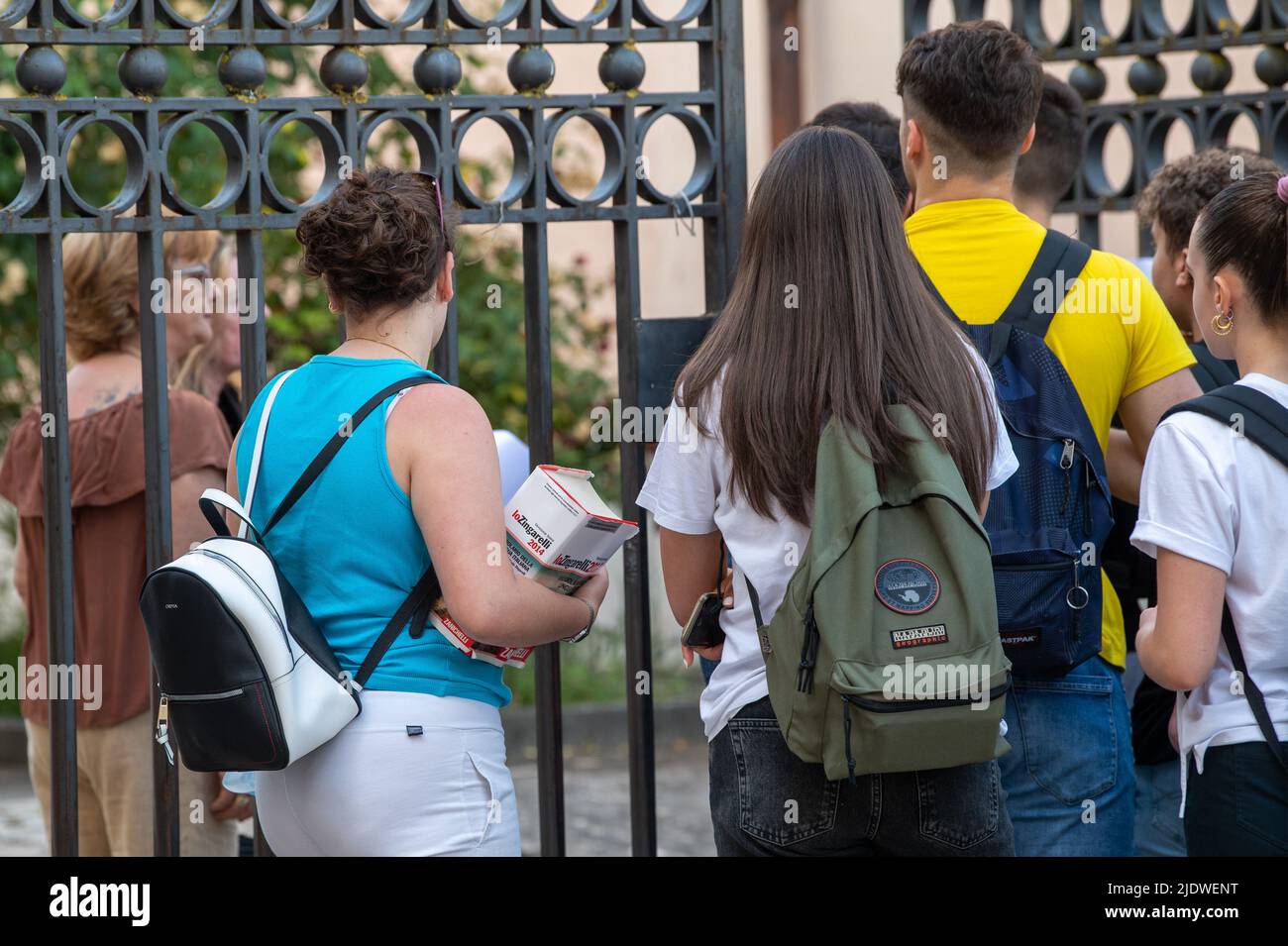 Rieti, Italia. 22nd giugno 2022. Gli esami di maturità iniziano per gli studenti nel loro ultimo anno di scuola superiore. Il test italiano apre i 2022 esami, che sono tornati alla normalità con prove scritte dopo due anni a causa dell'emergenza sanitaria covid19. Tra le tracce c'è anche il tema dell'iperconnessione. A Rieti, Italia, il 22 giugno 2022. (Credit Image: © Riccardo Fabi/Pacific Press via ZUMA Press Wire) Foto Stock