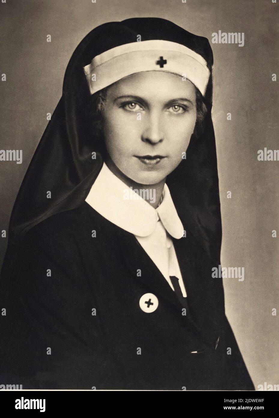 1937 ca. , Roma , Italia : la principessa belga Marie José del BELGIO ( 1906 - 2001 ), futura ultima Regina d'Italia, si sposò nel 1930 con il Principe italiano di Piemonte UMBERTO II di SAVOIA ( 1904 - 1983 ) . In questa foto in abito A CROCE ROSSA uniforme . Ritratto di Ghitta Carell , Roma - CROCE ROSSA - cocerossina - infermiera - Casa DEL BRABANTE - BRABANTE - Royalty - nobili italiani - nobiltà - principessa reale - ITALIA - BELGIO - Maria José - ritratto - colletto - colletto ---- Archivio GBB Foto Stock