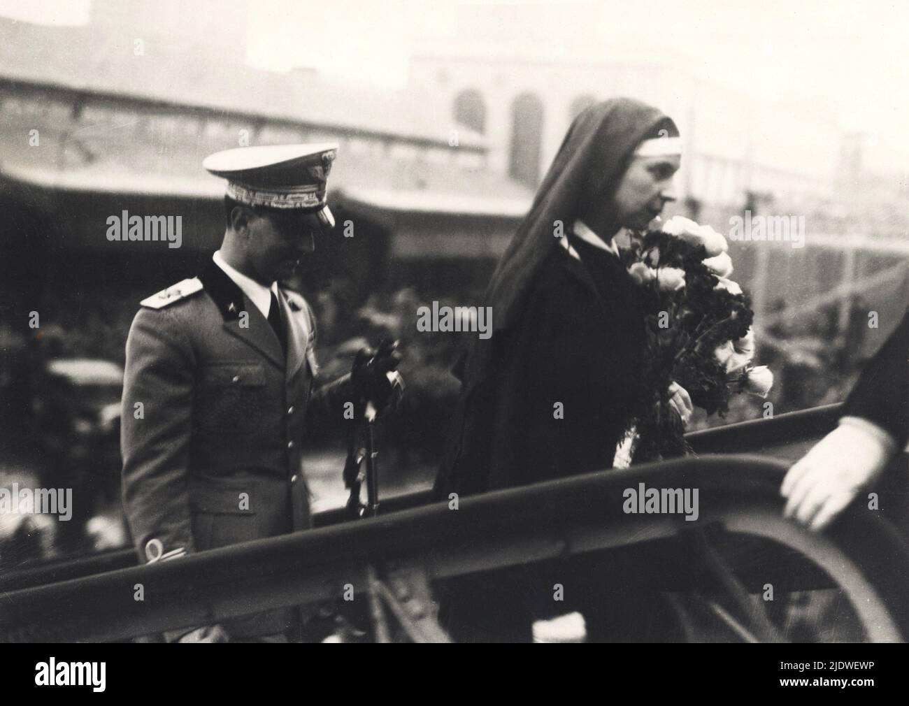1936, Napoli, Italia: La principessa belga Marie José DEL BELGIO ( 1906 - 2001 ), futura ultima Regina d'Italia, sposata nel 1930 con il Principe italiano di Piemonte UMBERTO II di SAVOIA ( 1904 - 1983 ). In questa foto con Umberto in abito A CROCE ROSSA alla partenza per l'Africa Orientale Italiana . AOI - A.O.I. - CROCE ROSSA - cocerossina - infermiera - Casa DEL BRABANTE - BRABANTE - Royalty - nobili italiani - nobiltà - principessa reale - ITALIA - BELGIO - Maria José - colonie italiane - colonialismo - colonie africane italiane - porto - navata centrale - bo Foto Stock