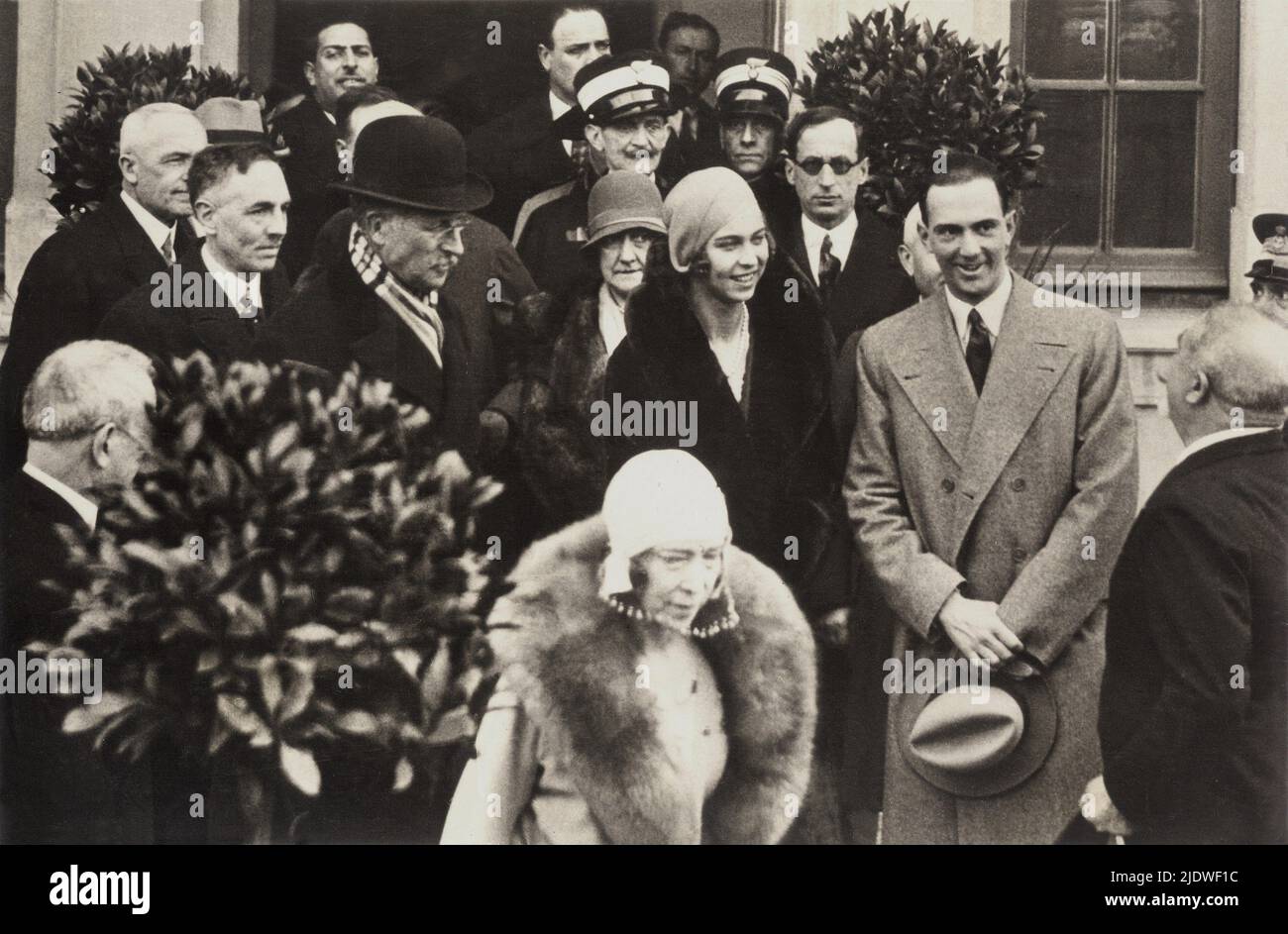 ITALIA , 6 marzo 1930 : il futuro ultimo re d'Italia principe UMBERTO II di SAVOIA Principe di Piemonte ( 1904 - 1983 ) con moglie la principessa Marie José del Belgio ( 1906 - 2000 ) scorts genitorista , il re del Belgio ALBERTO i (1875 - 1934 ) La Regina del Belgio ELISABETTA di Baviera ( 1876-1956 ), In barca - royalty - nobili italiani - nobiltà - principe reale ereditario - ITALIA - BRAGANZA - Maria - Belgio - cappotto - cravatta - cravatta - sorriso - sorriso - sorriso - bombetta - berretto - suoceri - pelliccia - pelliccia ---- Archivio GBB Foto Stock