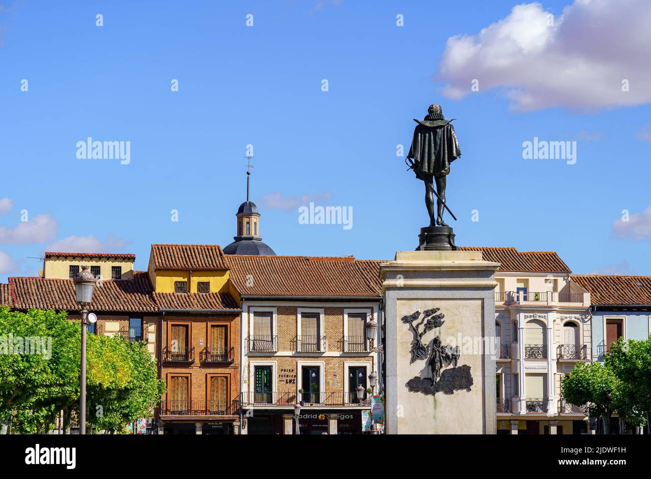Madrid, Spagna, 22 giugno 2022: Piazza centrale della città monumentale di Alcala de Henares con la statua di Cervantes. Foto Stock