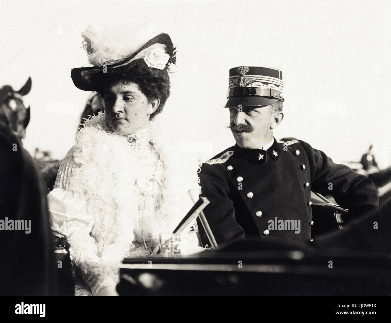 1902 ca. , Italia : il Re d'Italia VITTORIO EMANUELE III di SAVOIA ( 1869 - 1947 ), con lui la moglie Regina ELENA di Montenegro ( Hélene , 1873 - 1952 ) , foto di P. Lucchesi , Roma - CASA SAVOIA - ITALIA - REALI - Nobiltà ITALIANA - NOBILTÀ - ROYALTY - STORIA - FOTO STORICHE - - baffi - baffi - marito e moglie - SAVOIA - cappello - cappello - piume di marabù - piume - struzzo - divisa militare - uniforme - militare Uniforme ---- Archivio GBB Foto Stock