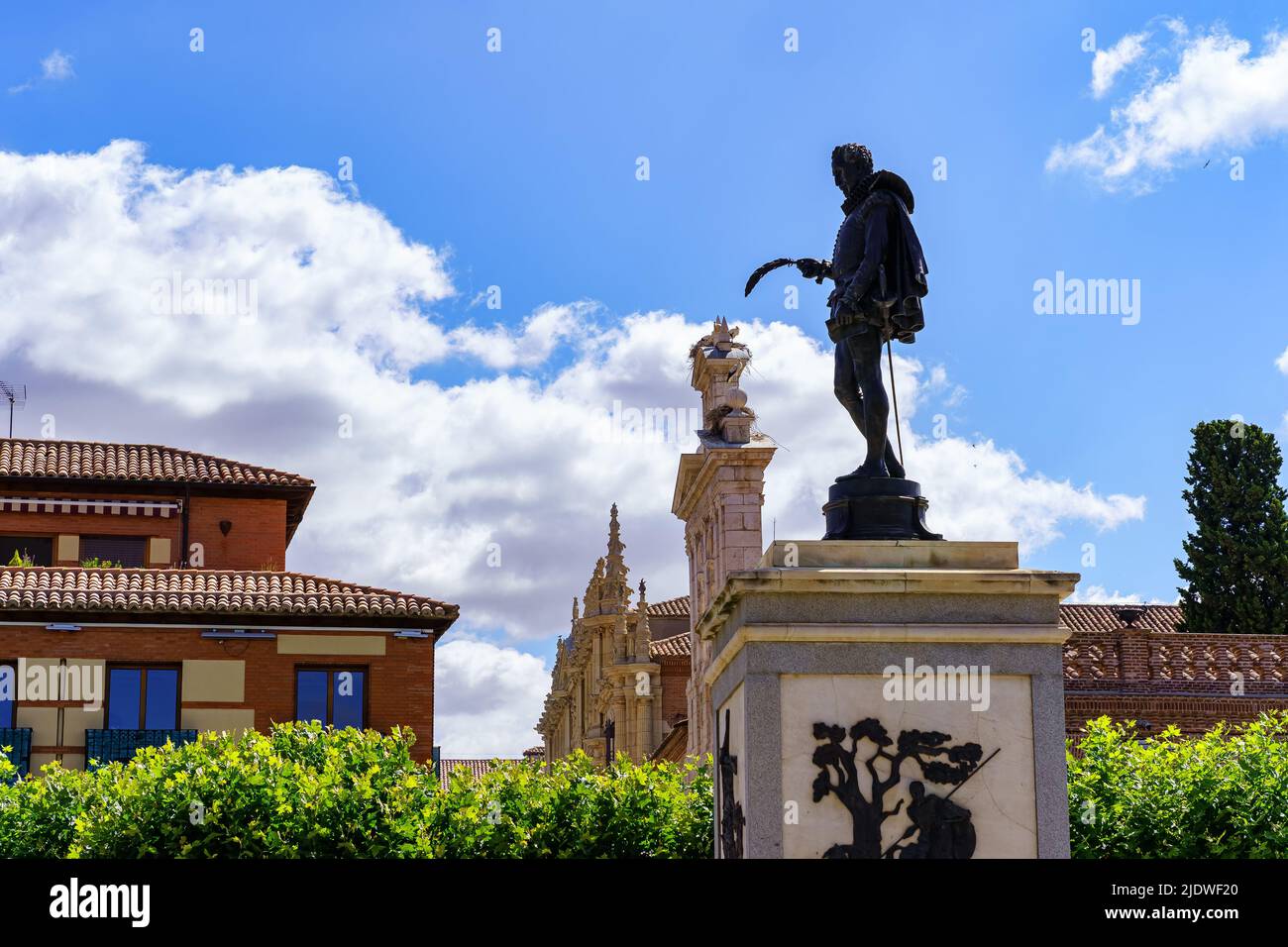 Madrid, Spagna, 22 giugno 2022: Piazza centrale della città monumentale di Alcala de Henares con la statua di Cervantes. Foto Stock