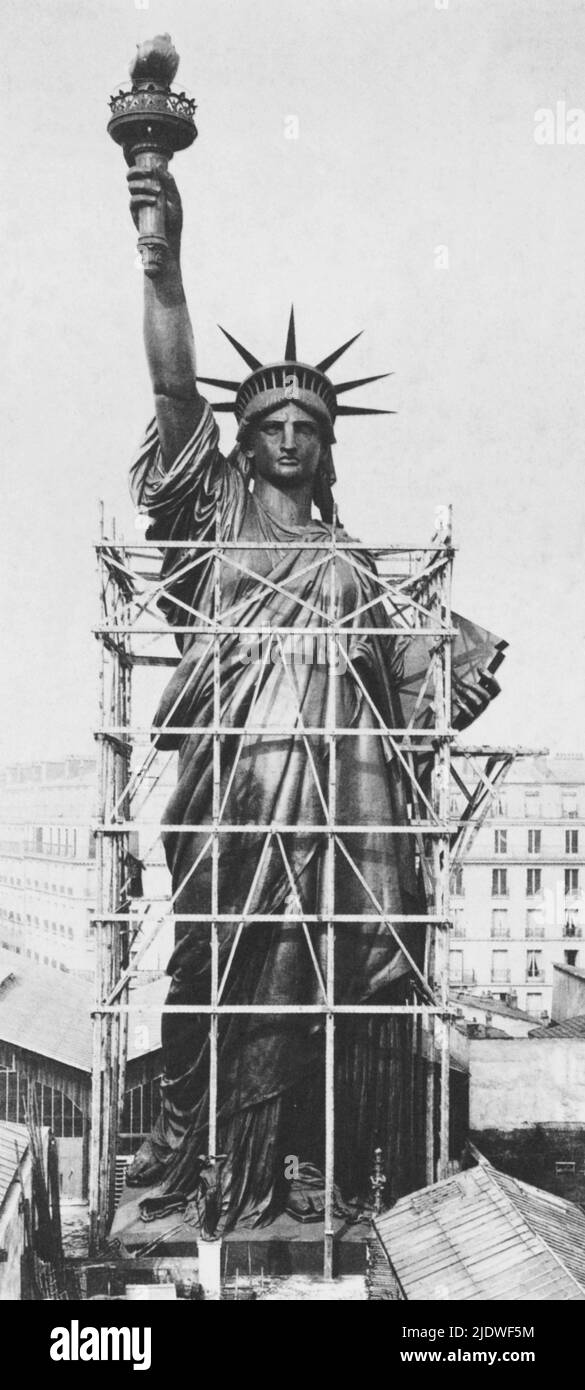 1876 - 1881 , Parigi , FRANCIA : LA STATUA DELLA LIBERTÀ in costruzione , dello scultore francese Frédéric Auguste Bartholdi ( 1834 - 1904 ) . Eretto a New York 1886 . -Statua della Libertà - scultura - scultura - Parigi ---- Archivio GBB Foto Stock