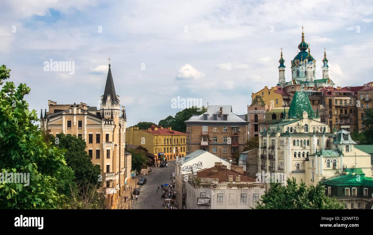 Paesaggio urbano estivo, vista sulla discesa di Andriyivskyi nella città di Kiev, Ucraina Foto Stock