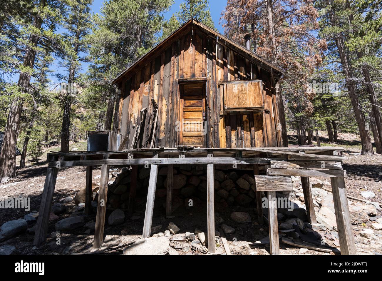 Abbandonata cabina miniera d'oro sulla foresta nazionale terra vicino ai laghi di Mammoth nelle montagne della Sierra Nevada della California. Foto Stock