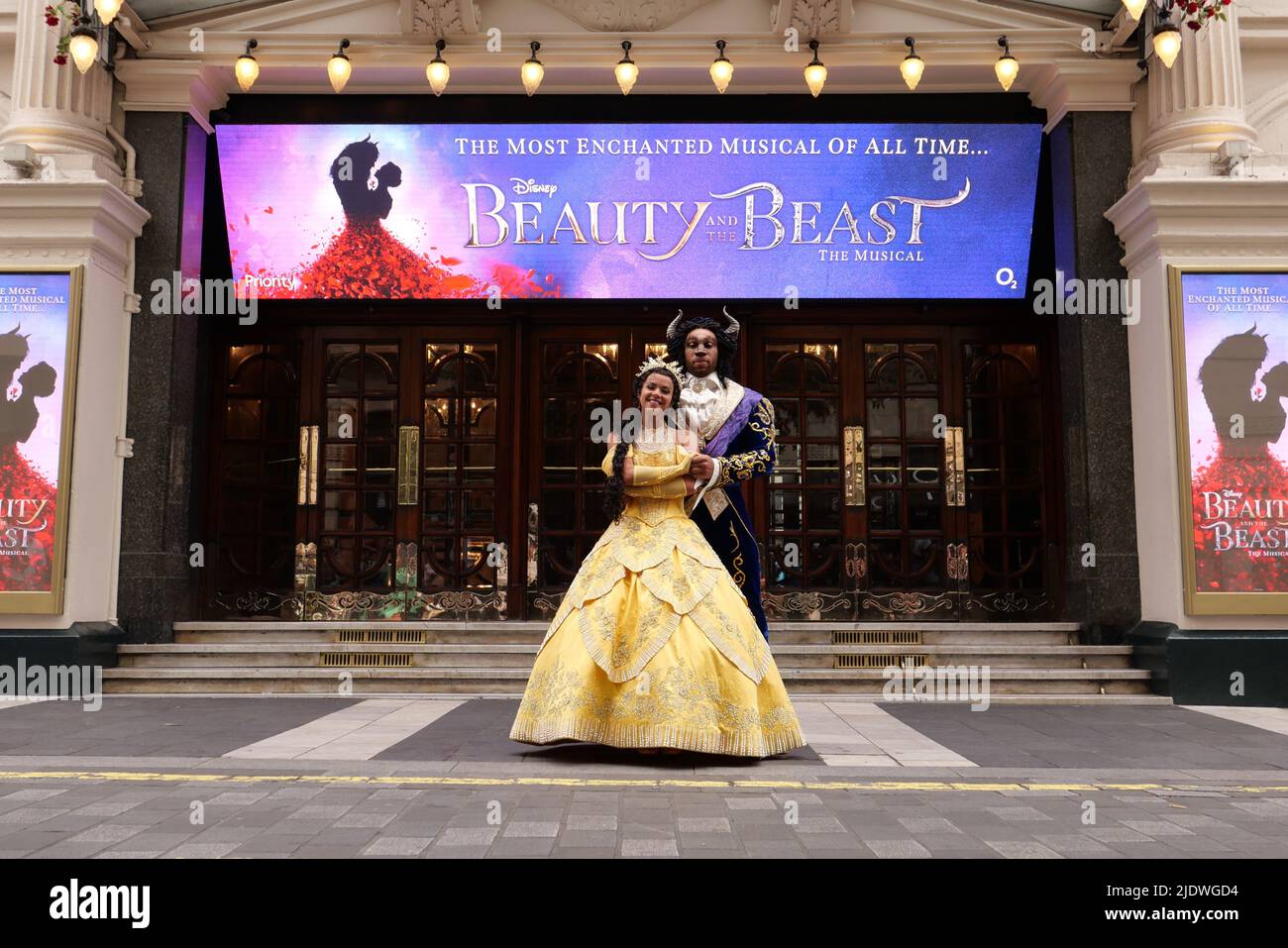 L'amato premio Olivier di Disney, il musical di scena Beauty and the Beast, riimmaginato e riprogettato in una produzione completamente nuova messa in scena dai membri del team creativo vincitore del premio originale, viene a Londra nell'estate 2022 , come parte del tour di Regno Unito e Irlanda . Gli spettacoli inizieranno al London Palladium da venerdì 24 giugno a sabato 17 settembre 2022 ... Foto Stock