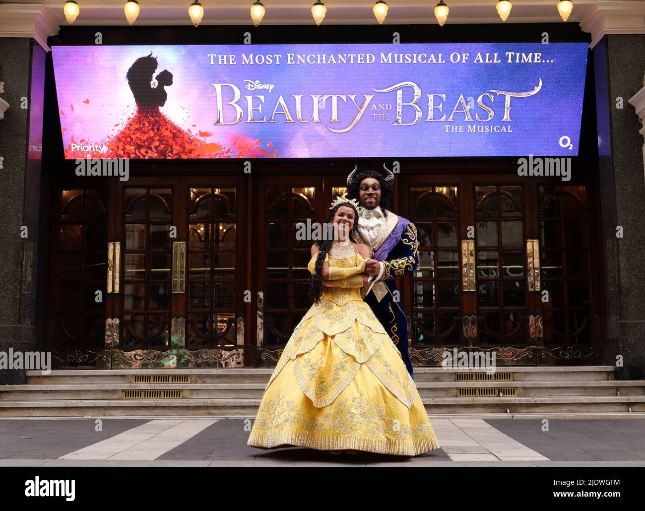 L'amato premio Olivier di Disney, il musical di scena Beauty and the Beast, riimmaginato e riprogettato in una produzione completamente nuova messa in scena dai membri del team creativo vincitore del premio originale, viene a Londra nell'estate 2022 , come parte del tour di Regno Unito e Irlanda . Gli spettacoli inizieranno al London Palladium da venerdì 24 giugno a sabato 17 settembre 2022 ... Foto Stock