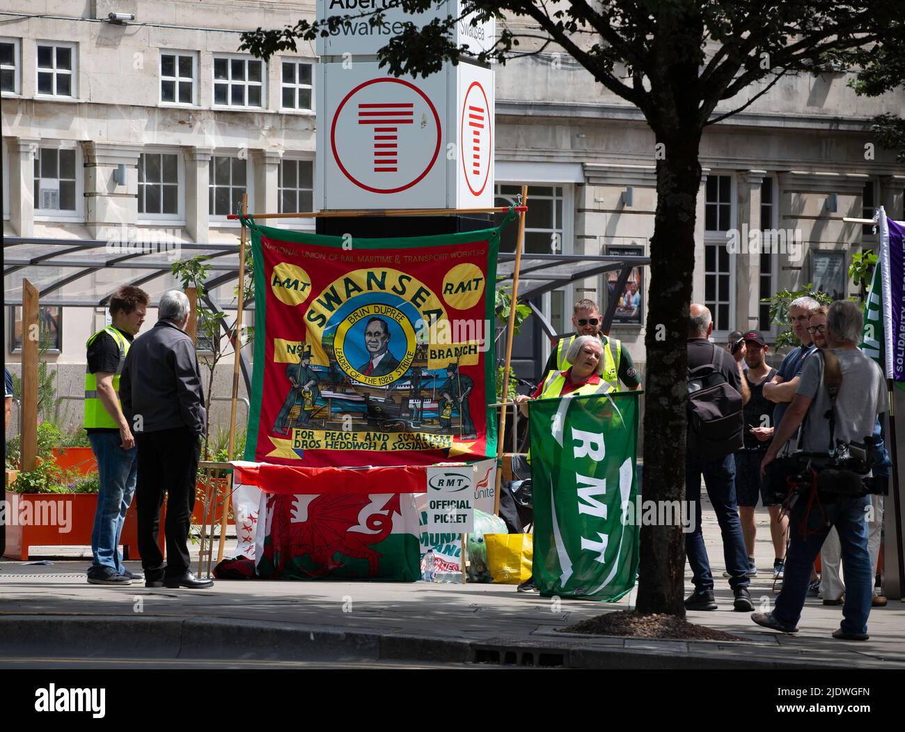 Editoriale Swansea, Regno Unito - 23 giugno 2022: Picchetti alla stazione ferroviaria di Swansea High Street durante lo sciopero ferroviario ufficiale RMT Foto Stock