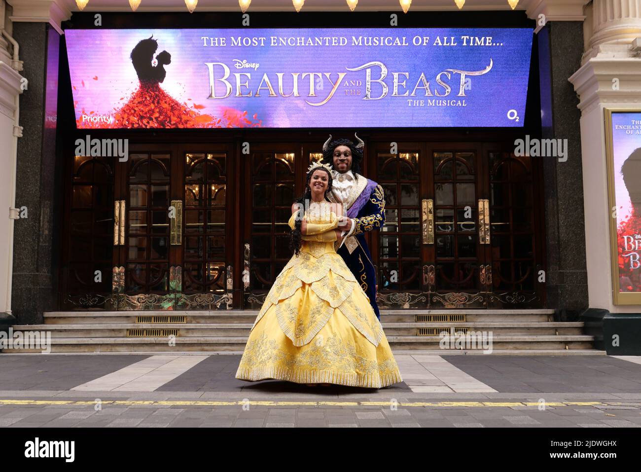 L'amato premio Olivier di Disney, il musical di scena Beauty and the Beast, riimmaginato e riprogettato in una produzione completamente nuova messa in scena dai membri del team creativo vincitore del premio originale, viene a Londra nell'estate 2022 , come parte del tour di Regno Unito e Irlanda . Gli spettacoli inizieranno al London Palladium da venerdì 24 giugno a sabato 17 settembre 2022 ... Foto Stock