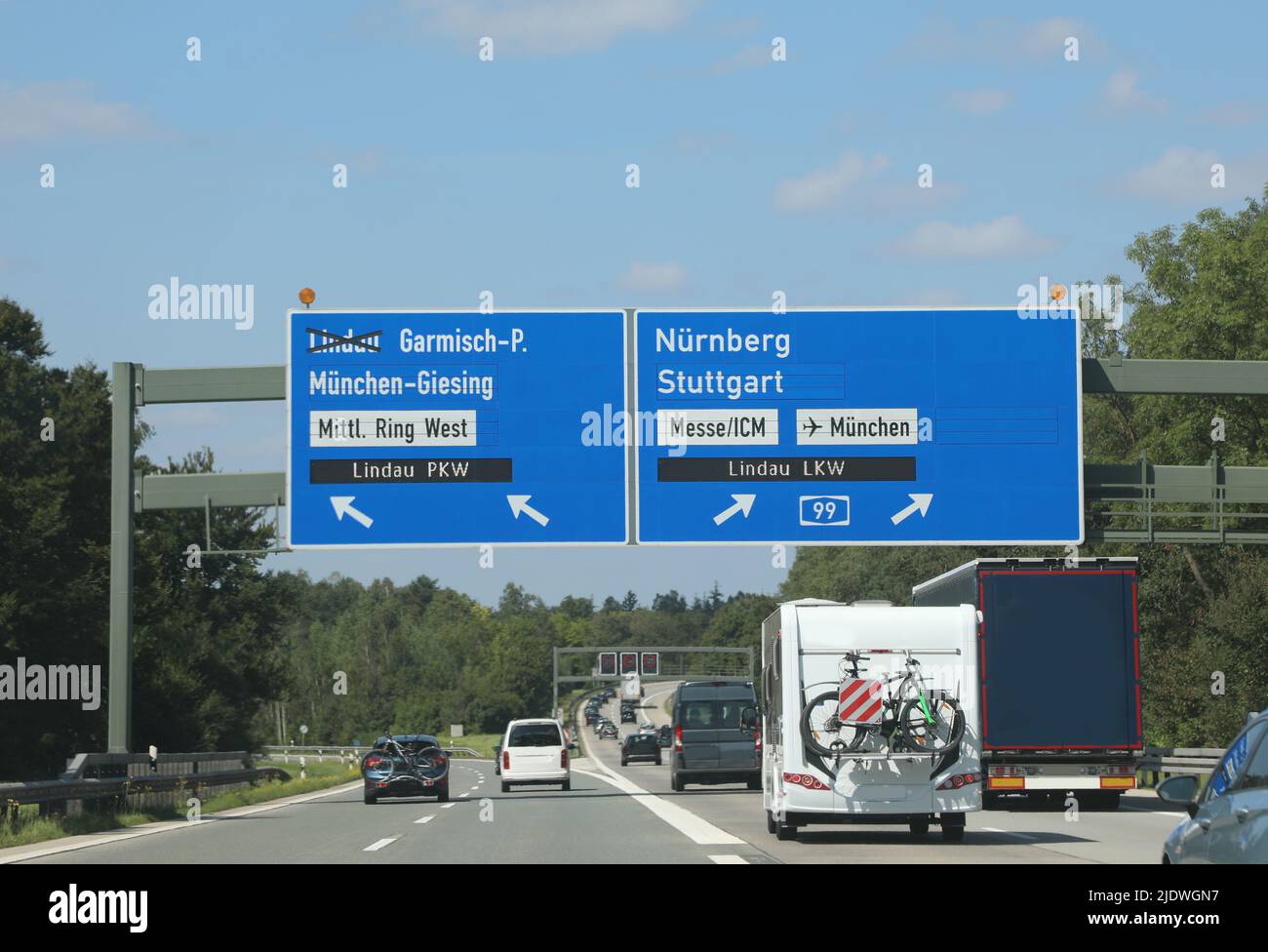 Cartello con le indicazioni per raggiungere il centro di Monaco in Germania con traffico veicolare molto intenso Foto Stock