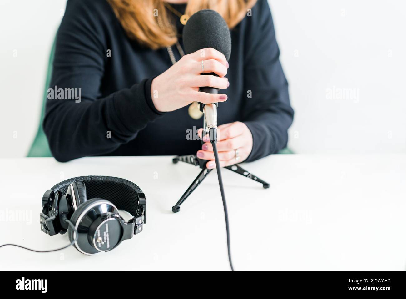 Il cantante tiene in mano un microfono professionale per cantare o  registrare il suono Foto stock - Alamy