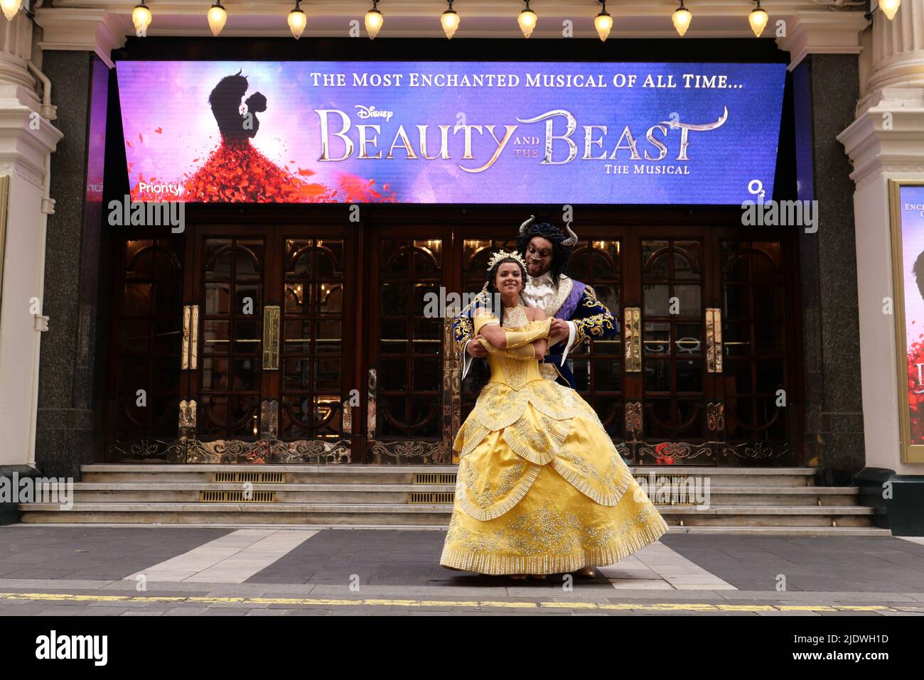 L'amato premio Olivier di Disney, il musical di scena Beauty and the Beast, riimmaginato e riprogettato in una produzione completamente nuova messa in scena dai membri del team creativo vincitore del premio originale, viene a Londra nell'estate 2022 , come parte del tour di Regno Unito e Irlanda . Gli spettacoli inizieranno al London Palladium da venerdì 24 giugno a sabato 17 settembre 2022 ... Foto Stock