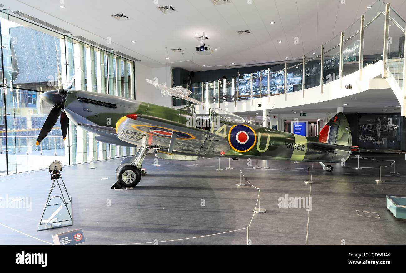 Spitfire RW388 aereo in mostra al Potteries Museum and Art Gallery, Hanley, Stoke-on-Trent, Staffs, Inghilterra, REGNO UNITO Foto Stock