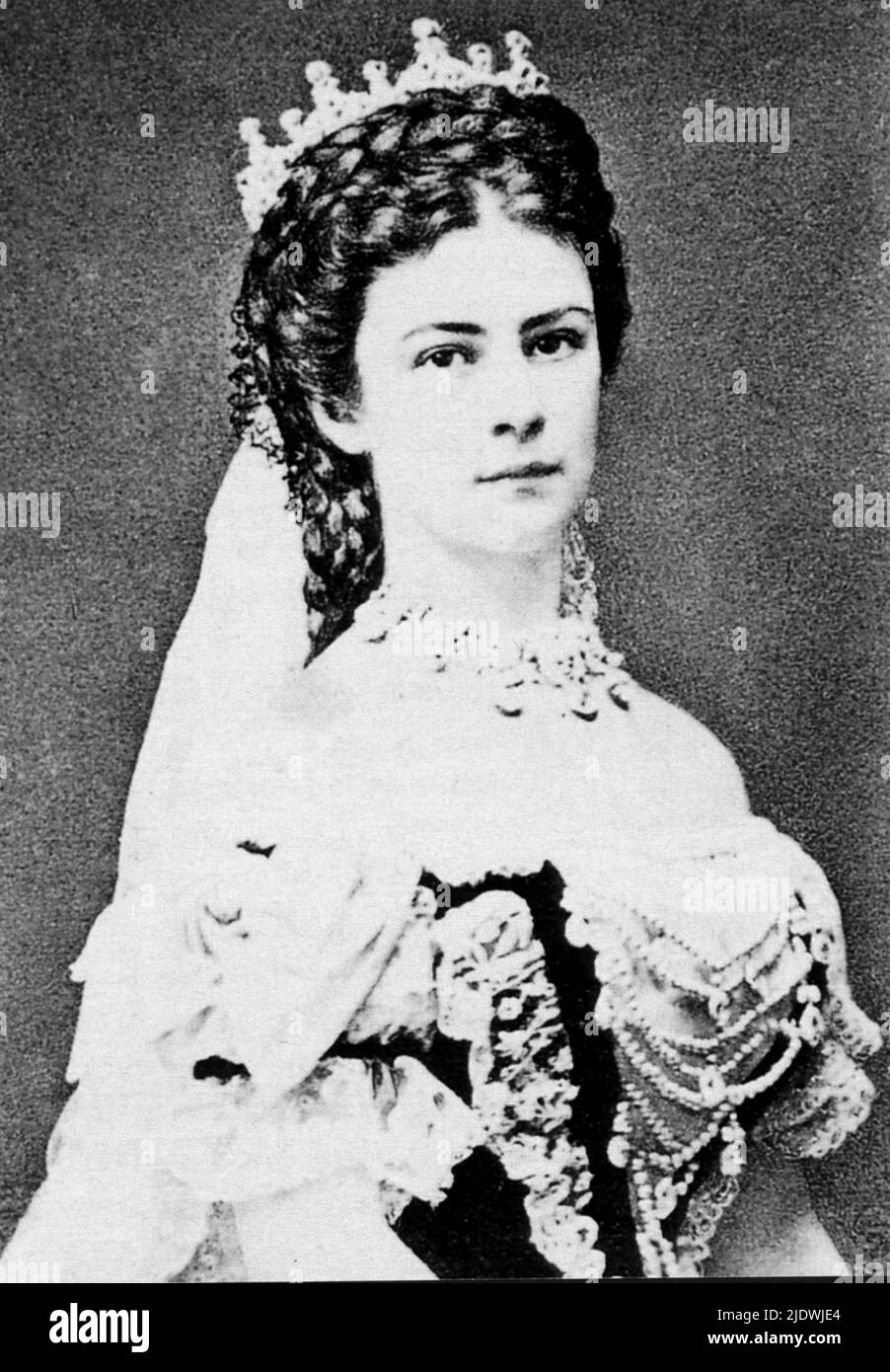 1867 ca. , Budapest , Ungheria : La celebrata imperatrice austriaca Elisabetta d'ASBURGO (SISSI von Wittelsbach , 1937 - 1898 ) con corona della Regina d'Ungheria , figlia di Maximillian von Bayern, moglie di Kaiser Franz Josef ( 1830 - 1916 ) , imperatore d'Austria , re d'Ungheria e Boemia . Madre del principe Rudolf ( 1850 - 1889 ). L'imperatrice è stata uccisa dall'anarchico italiano Luigi Luccheni a Ginevra - FRANCESCO GIUSEPPE - GIUSEPPE - ABSBURG - ASBURGO - ASBURGO - NOBILITÀ - NOBILI - NOBILTÀ' - REALI - HASBURG - ROYALTY - ELISABETTA DI BAVIERA - UNGHERIA - triste - triste - tris Foto Stock