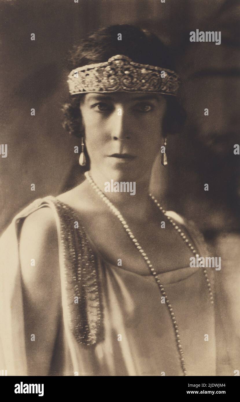 1925 ca. Bruxelles, Belgio: LA REGINA ELISABETTA del Belgio (Duchesse DI BAVIERA, 25 luglio 1876 - 23 novembre 1956), sposò il re Alberto i di Beligiani (1875-1934). Madre della principessa Marie José di SAVOIA ultima Regina d'Italia nel 1945 ( Ostenda 4 agosto 1906 - Ginevra 27 gennaio 2001 ) e Re LEOPOLDO III del Belgio ( 1930 - 1993 ). Foto di Alban , Bruxelles - Casa DEL BRABANTE - BRABANTE - Royalty - nobili italiani - nobiltà - principessa reale - ITALIA - BELGIO - LEOPOLDO - Maria José - BAYERN - regina - corona - corona - diadema - diamante - diamanti - diamanti Foto Stock