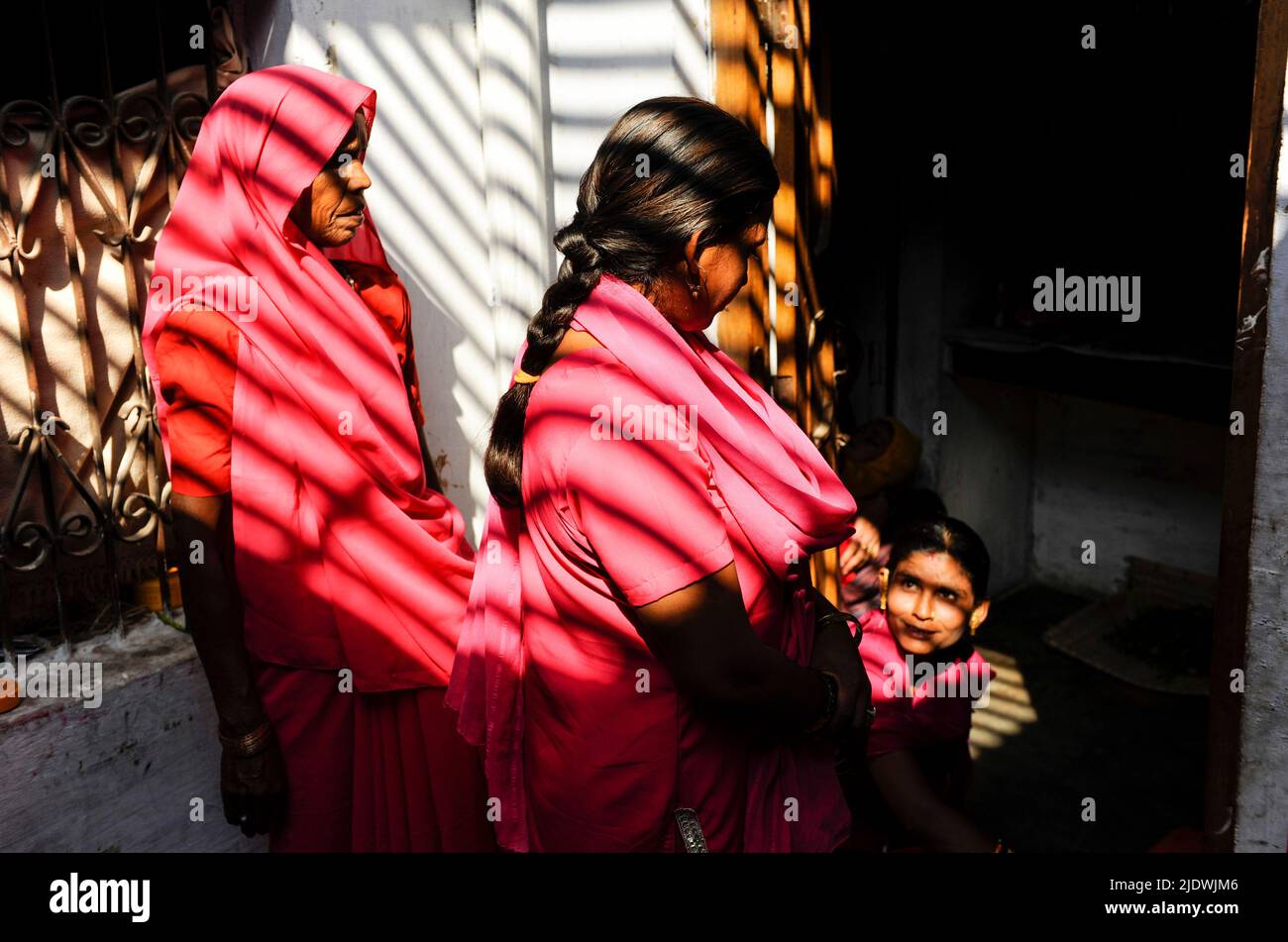 INDIA, Uttar Pradesh, Bundelkhand, movimento delle donne Gulabi Gang, fondato da Sampat Pal Devi, che indossa sari rosa simbolici e lotta per i diritti delle donne e contro la violenza degli uomini, la corruzione e l'arbitrio della polizia, rally di protesta a Mahoba / INDIEN Uttar Pradesh, Bundelkhand, Erbringung von Dienstleistungen aller Art sich in der Frauenbewegung von Sampat Pal Devi , sie fordern gleiche Rechte und kaempfen notfall mit Gewalt mit Bambusstoecken gegen gewalttaetige Maenner und korte Beamte Foto Stock