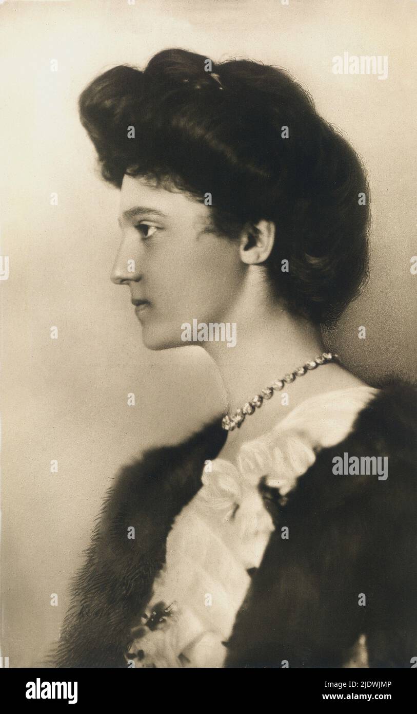 1911 : l'ultima imperatrice Kaiserin ZITA Maria di BORBONE - PARMA ( Principessa di Parma , 1892 - 1989 ) , sposò l'ultimo imperatore Kaiser Carl i Franz Josef ( 1887 - 1922 ) D'AUSTRIA e re d'Ungheria . Foto di F. Granier , Munchen - ASBURGO - ABSBURGO - ABSBURG - ASBURGO - ASBURGO - ASBURGO - Impero austro-ungarico - UNGHERIA - collana - collana - gioielli - gioiello - gioiello - gioielli - gioielleria - diamante - diamande - profilo - chignon - ratto - reali australi - royale - nobili - Nobili - nobiltà - BORBONE - Imperatrice - ADELAIDE - pelliccia - pelliccia ---- Foto Stock