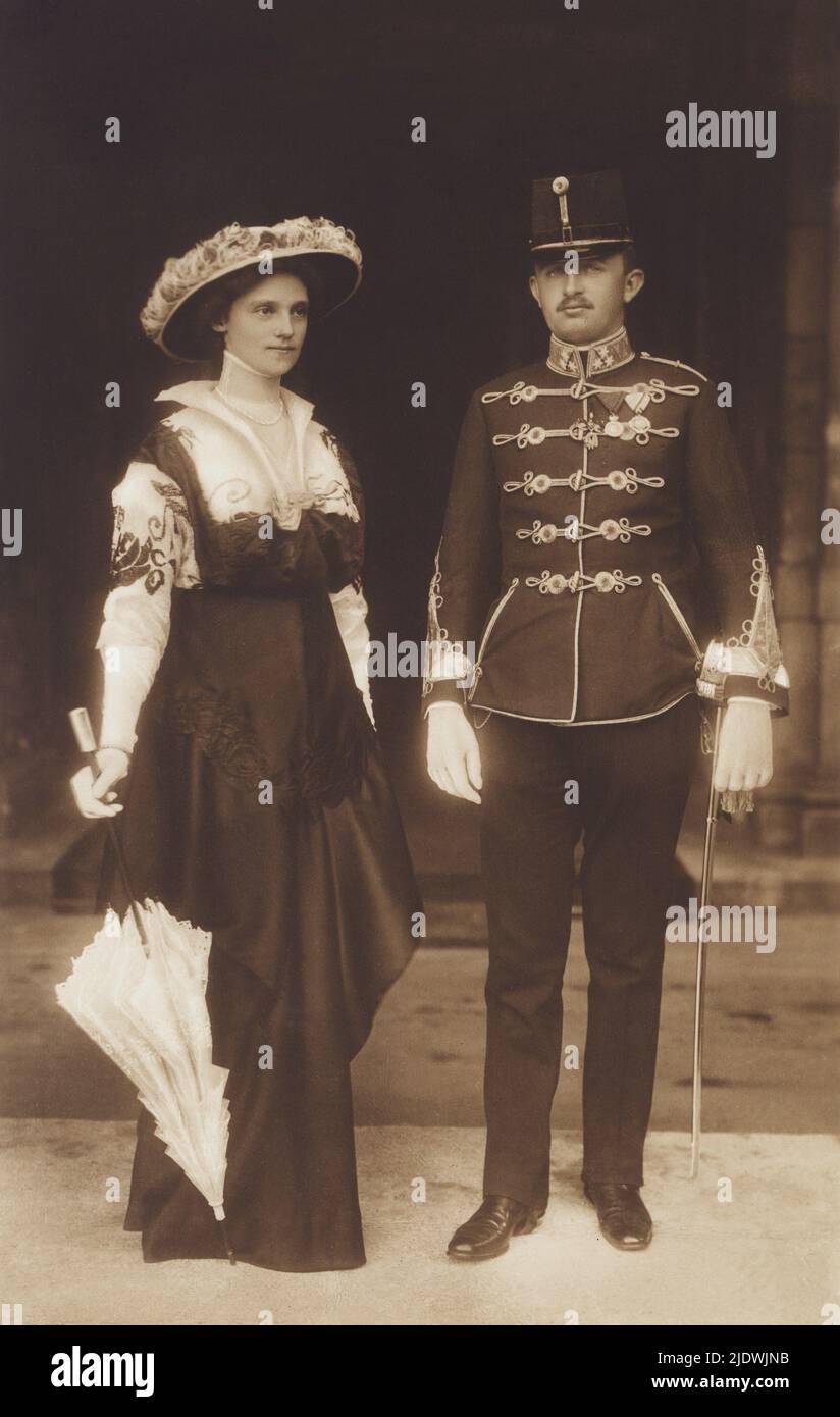1916 , Budapest , Ungheria : L'ultimo imperatore Kaiser CARL i Franz Josef ( 1887 - 1922 ) d'Austria, re d'Ungheria , con sua moglie ( dal 1911 ) l'imperatrice Kaiserin ZITA Maria di BORBONE - PARMA ( Principessa di Parma , 1892 - 1989 ) . Foto di Oskar Kalos , Budapest - ASBURGO - ASBURGO - ABSBURGO - ABSBURG - ASBURGO - Impero austro-ungarico - UNGHERIA - uniforme militare - uniforme divisa militare - medaglie - medaglie - baffi - baffi - collana - collana - piume - gioiello - gioiello - gioielli - gioielleria - famiglia - famiglia - famiglia - ritratto - reali austriaci Foto Stock