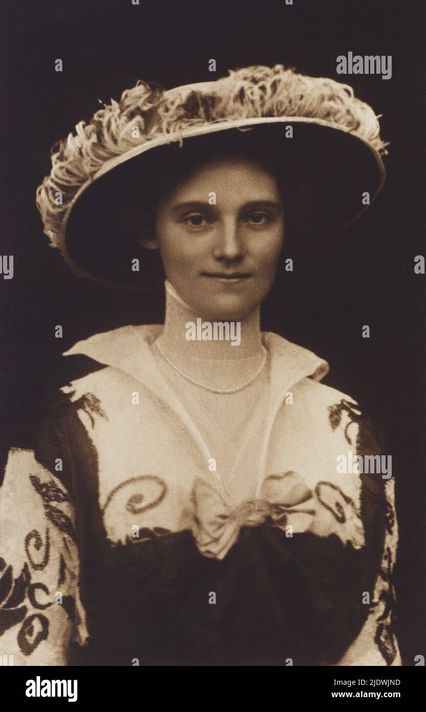 1916 , Budapest , Ungheria : l'ultima imperatrice Kaiserin ZITA Maria di BORBONE - PARMA ( Principessa di Parma , 1892 - 1989 ) si sposò nel 1911 con l'ultimo imperatore Kaiser CARL i Franz Josef ( 1887 - 1922 ) d'Austria , re d'Ungheria . Foto di Oskar Kalos , Budapest - ASBURGO - ASBURGO - ABSBURGO - ABSBURG - ASBURG - Impero austro-ungarico - UNGHERIA - collana - collana - piume - cappello - piume - gioielli - gioielleria - gioielleria - famiglia - famiglia - ritratto - reami austriaci - royalty austriaca - nobili - Nobili - nobiltà - BORBONE - colletto - Foto Stock