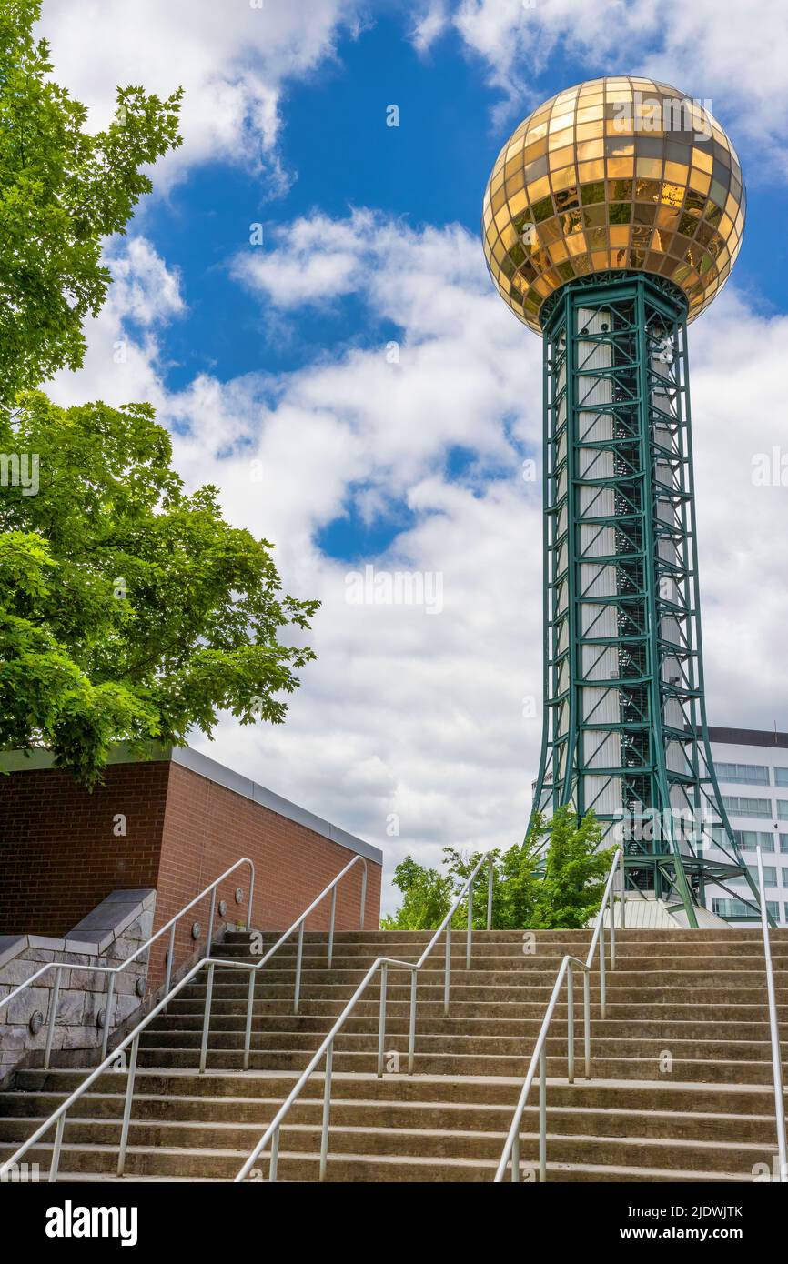 Knoxville, Tennessee, Stati Uniti d'America - 28 maggio 2022: La Sunsphere al parco di 10 acri della fiera mondiale Downtown Knowville è stata l'ultima fiera mondiale di successo tenuta Foto Stock