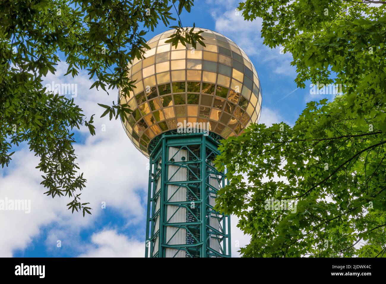 Knoxville, Tennessee, Stati Uniti d'America - 28 maggio 2022: La Sunsphere al parco di 10 acri della fiera mondiale Downtown Knowville è stata l'ultima fiera mondiale di successo tenuta Foto Stock