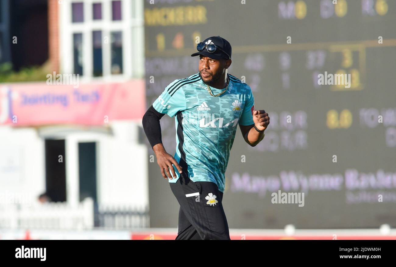 Hove UK 23rd Giugno 2022 - capitano del Surrey Chris Jordan durante la partita di Vitality Blast T20 tra Sussex Sharks e Surrey al 1st Central County Ground Hove . : Credit Simon Dack / Alamy Live News Foto Stock