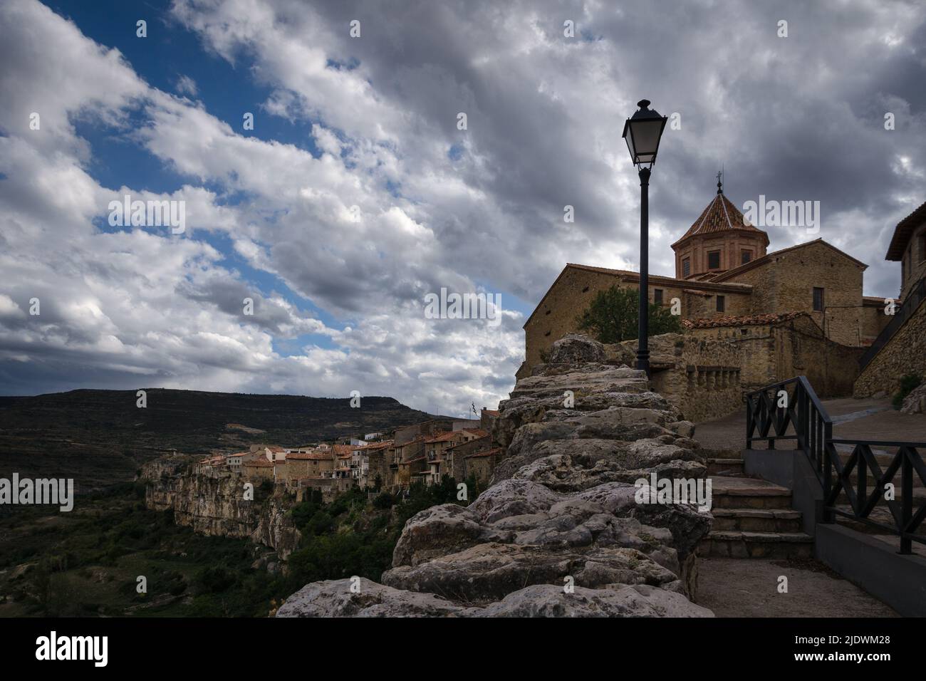 Paesaggio della città medievale di Cantavieja con le case sul bordo della scogliera. Teruel, Spagna Foto Stock