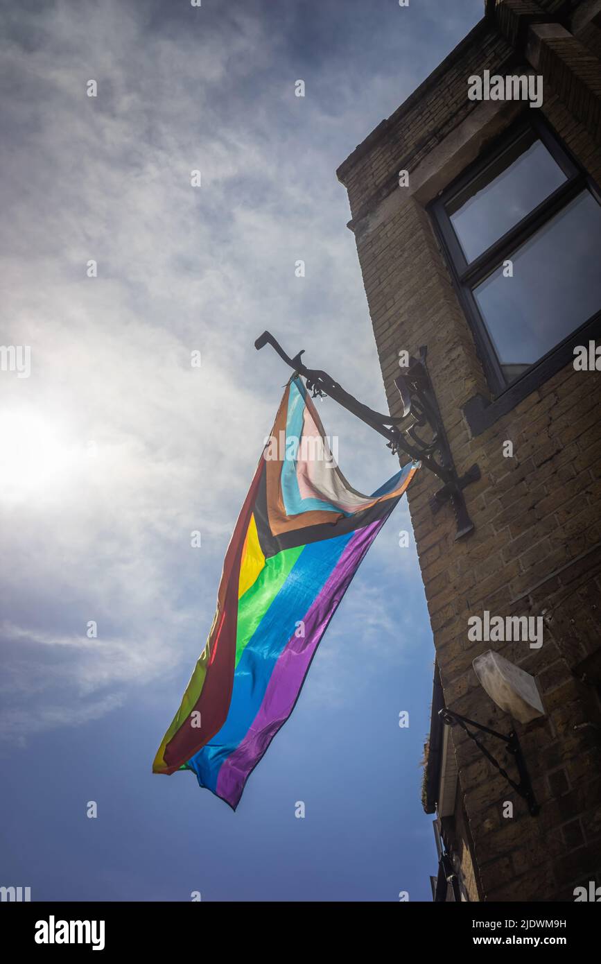 Progress Pride Flag - una nuova bandiera LGBTQ rielaborata e più inclusiva a Southampton, Inghilterra, Regno Unito Foto Stock