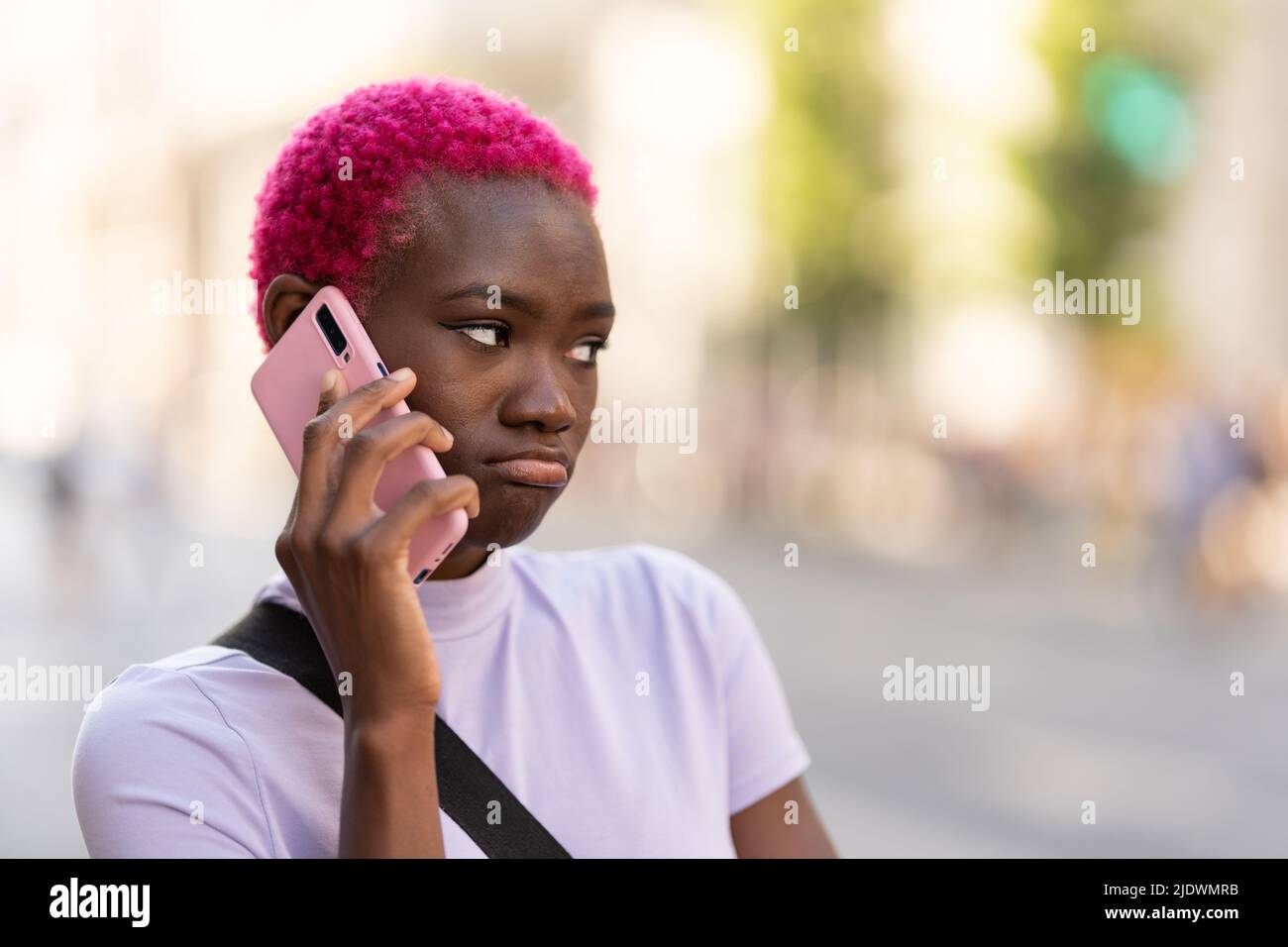 Ritratto di una donna afro triste che parla sul mobile Foto Stock