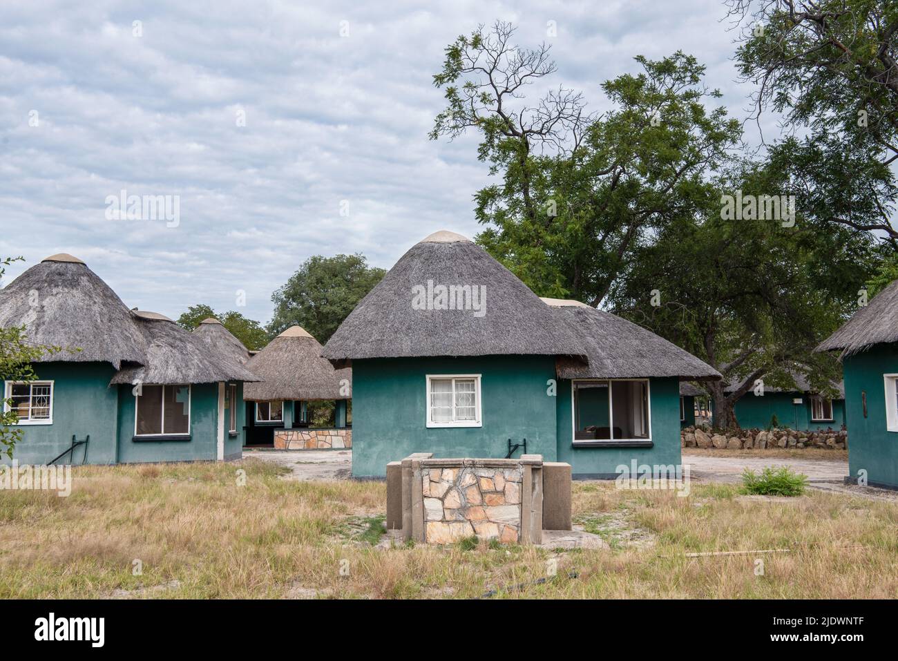 Alcuni alloggi nel campo principale nel Parco Nazionale di Hwange Foto Stock