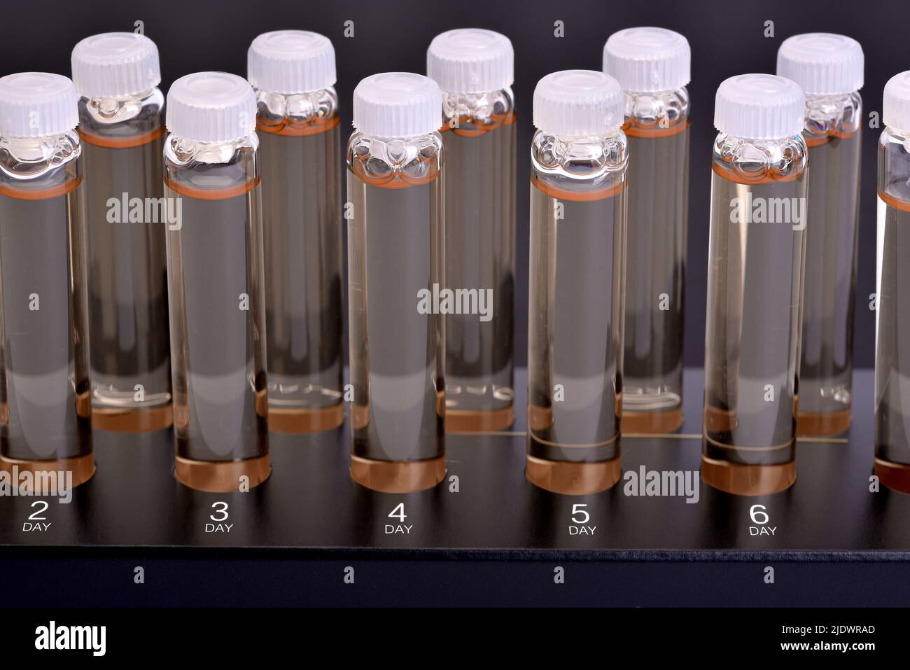 Vele in vetro con tappi in plastica su targa in carta Foto Stock