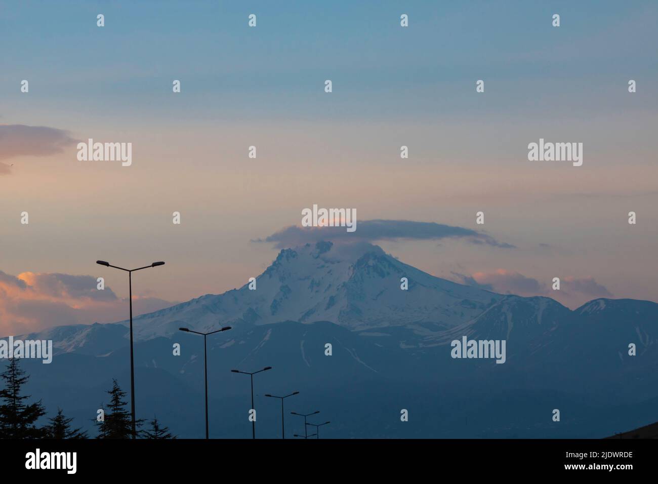 Monte Erciyes a Kayseri al tramonto. Picco di montagna e fulmini. Foto di viaggio, vacanza o viaggio. Foto Stock