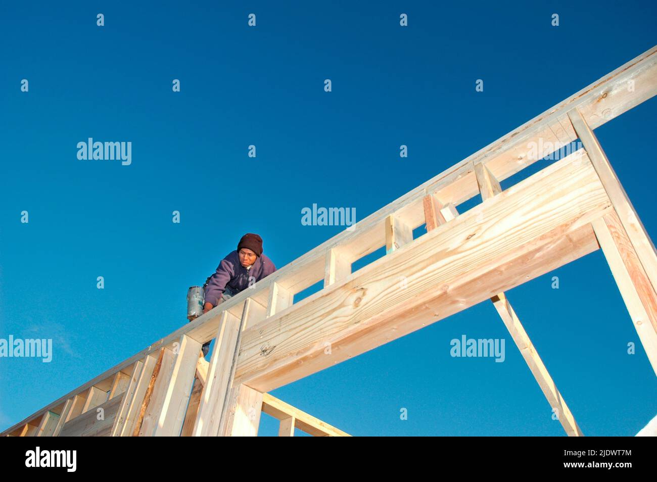 Nuova costruzione di casa di legno da equipaggio latino di lavoratori che fanno prigionieri travetti e pavimenti.- spazio di copia e spazio per testo e volti Foto Stock