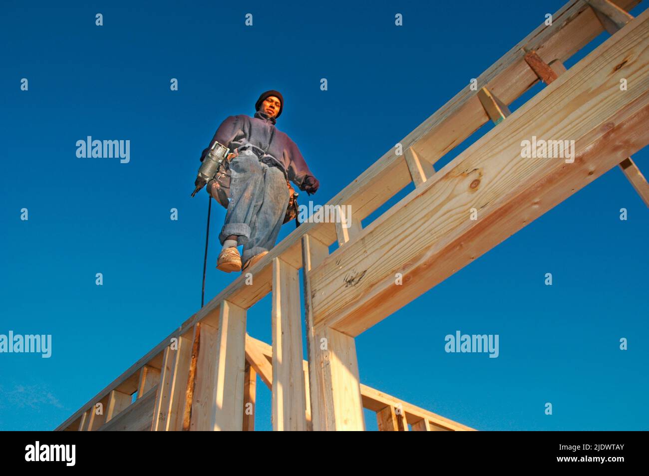 Nuova costruzione di casa di legno da equipaggio latino di lavoratori che fanno prigionieri travetti e pavimenti.- spazio di copia e spazio per testo e volti Foto Stock