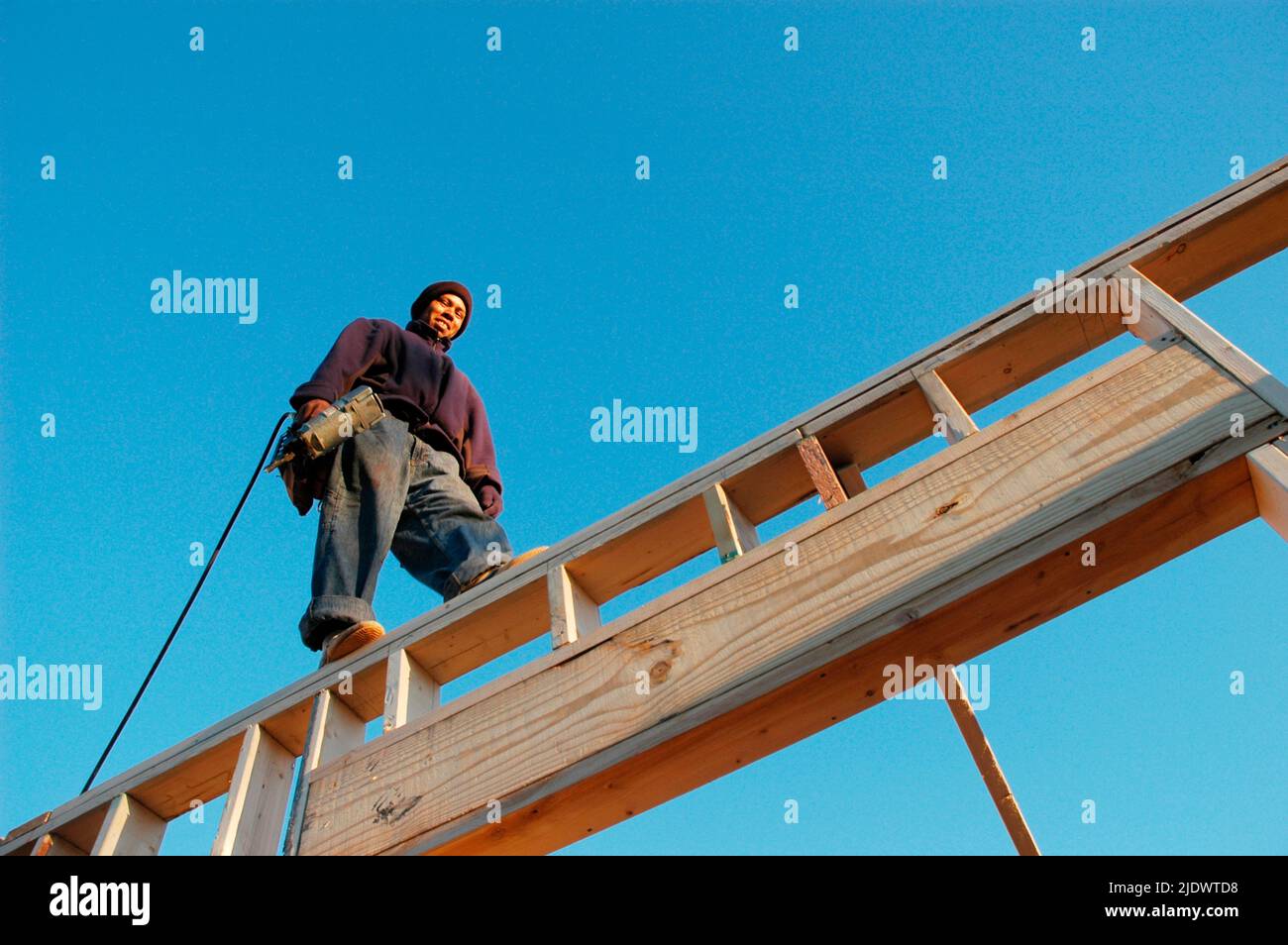 Nuova costruzione di casa di legno da equipaggio latino di lavoratori che fanno prigionieri travetti e pavimenti.- spazio di copia e spazio per testo e volti Foto Stock
